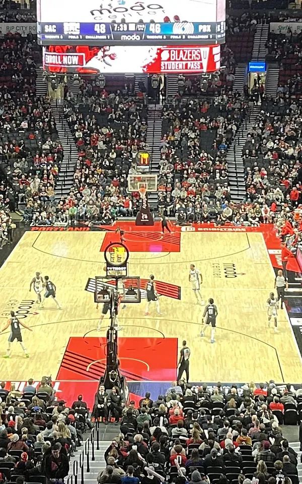 El Moda Center, pabellón donde volvió a jugar Damian Lillard, durante un partido de los Trail Blazers en diciembre de 2025