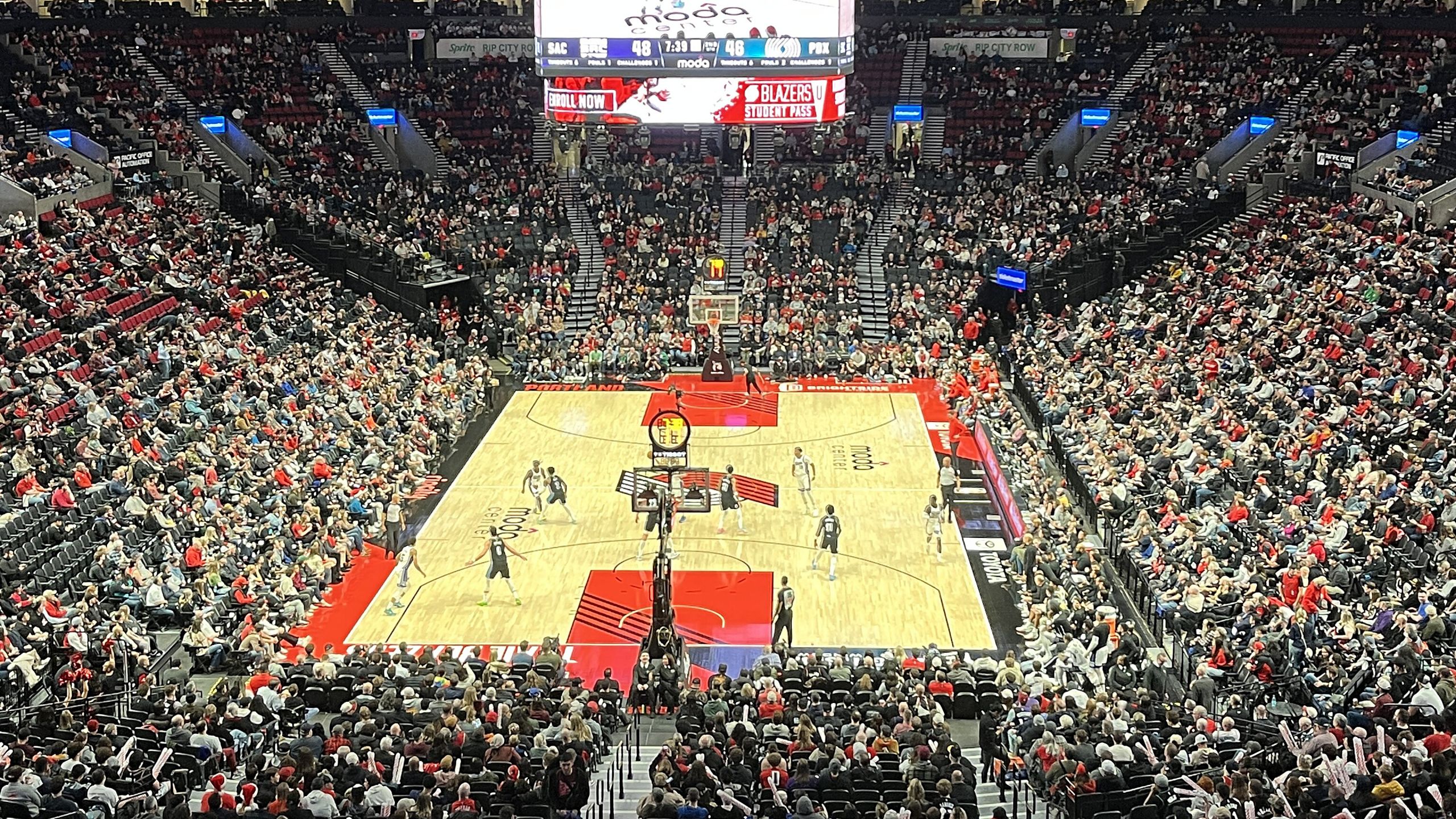El Moda Center, pabellón donde volvió a jugar Damian Lillard, durante un partido de los Trail Blazers en diciembre de 2025