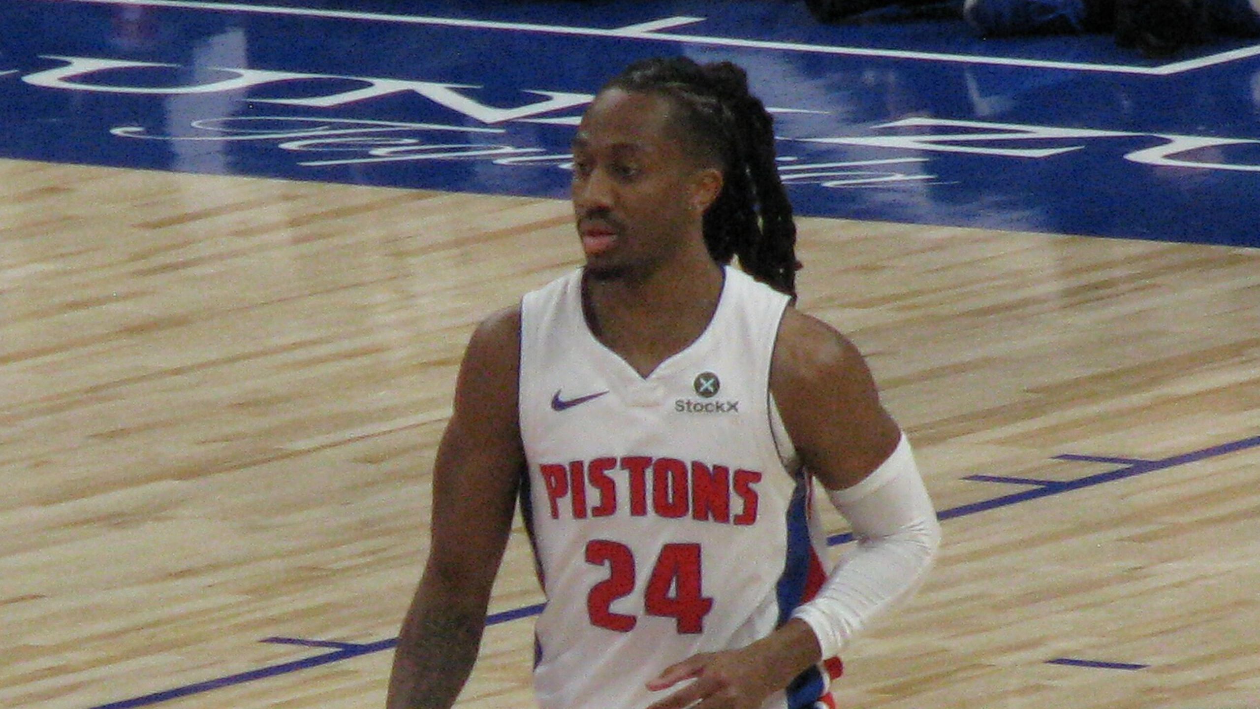 Daniss Jenkins, con la camiseta de los Detroit Pistons, conduce el balón en enero de 2026; firmó 18 puntos ante los Sixers