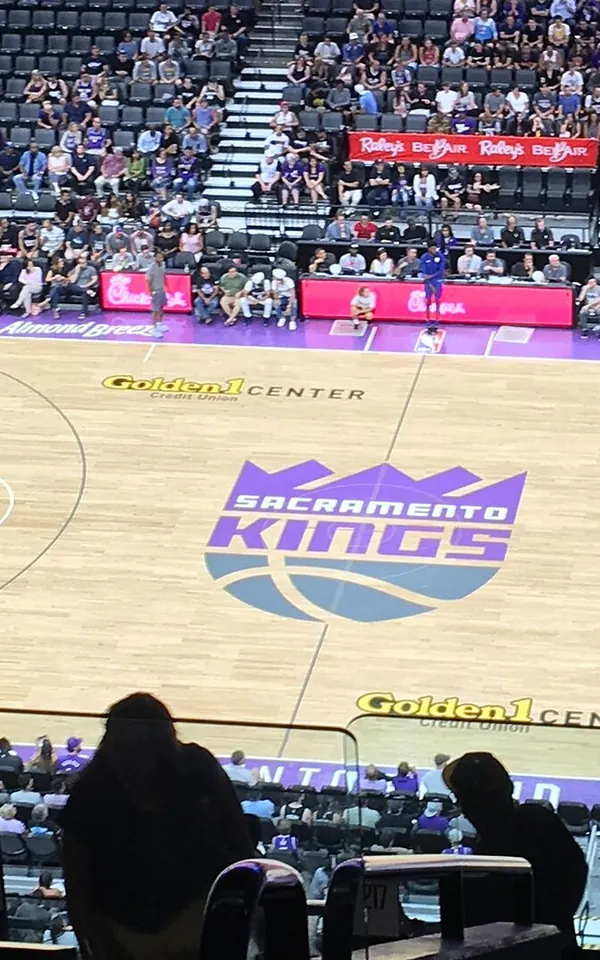 Darius Acuff y los Kings: pista del Golden 1 Center de Sacramento durante un Kings-Warriors de julio de 2018