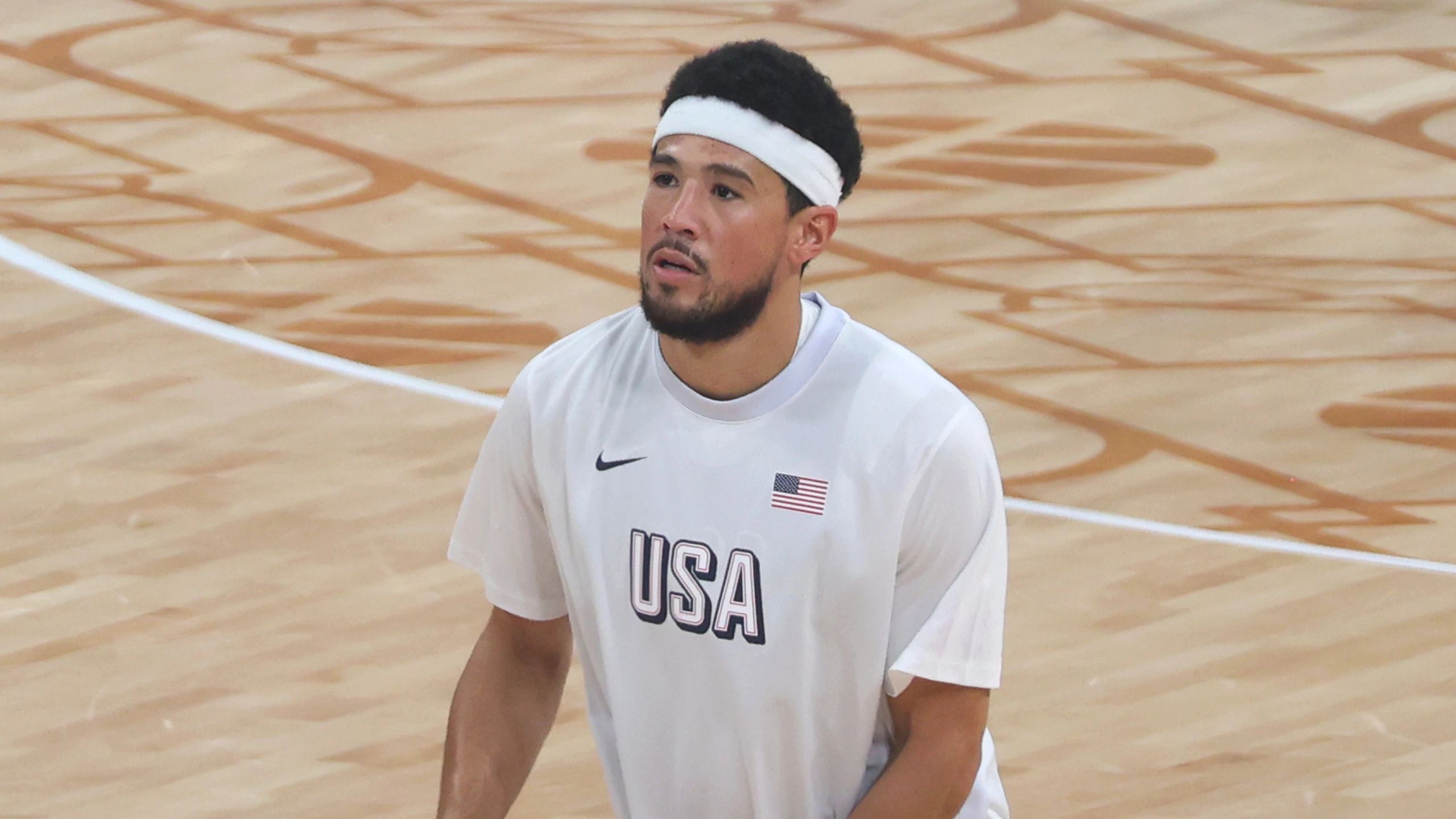 Devin Booker, con la camiseta de calentamiento de la selección de Estados Unidos en los Juegos Olímpicos de París 2024 (agosto de 2024)