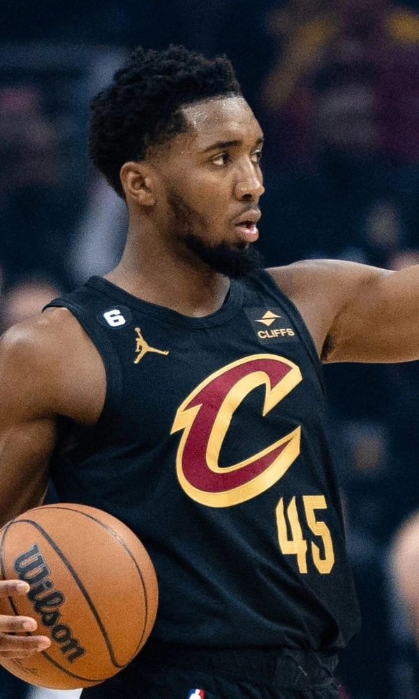 Donovan Mitchell, con la camiseta de los Cleveland Cavaliers, da indicaciones con el balón en la mano