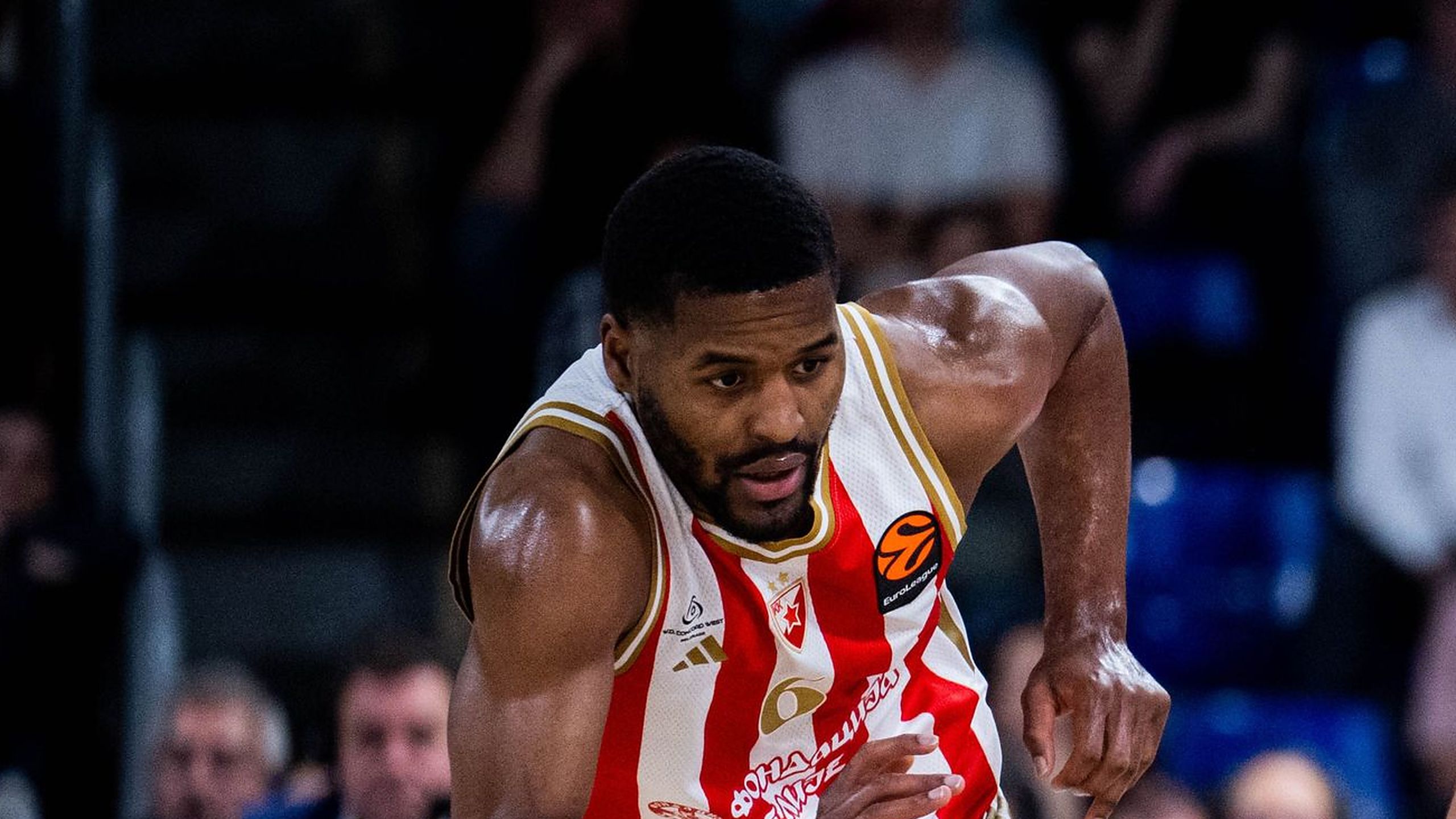 Jared Butler, dorsal 6 del Crvena Zvezda, sube el balón en el Palau Blaugrana