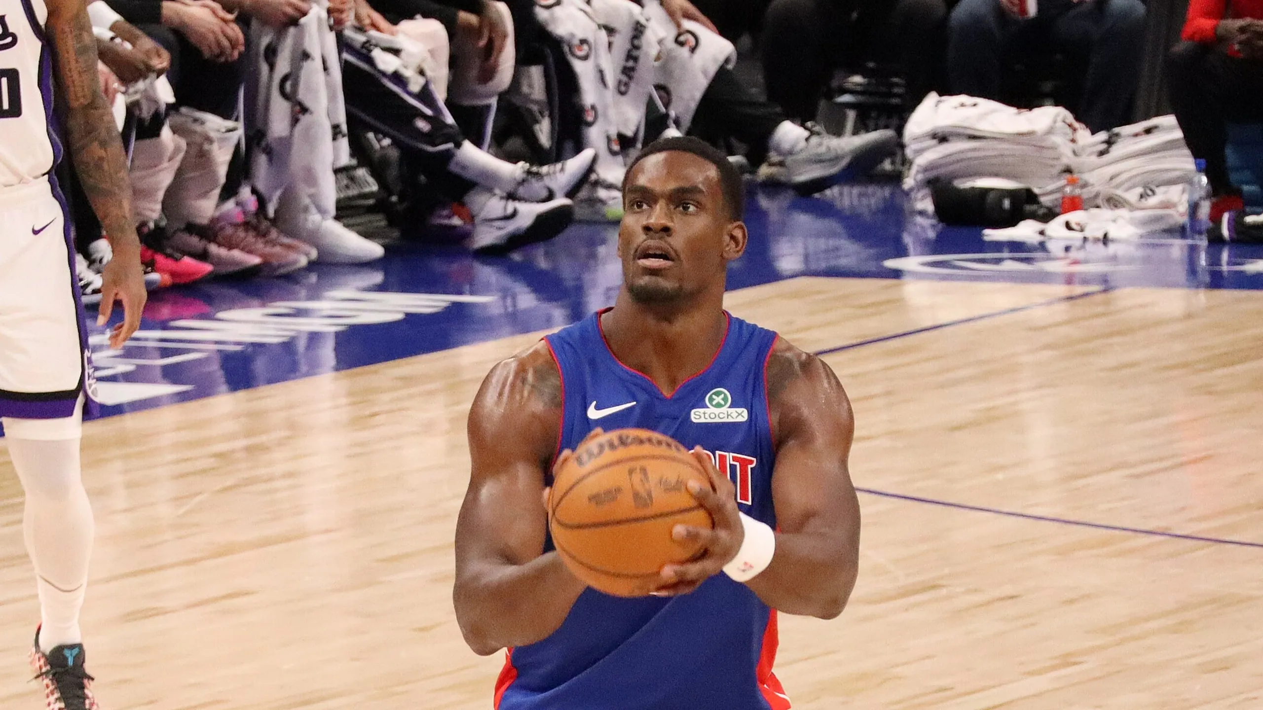 Jalen Duren, con la camiseta de los Detroit Pistons, se prepara para lanzar un tiro libre