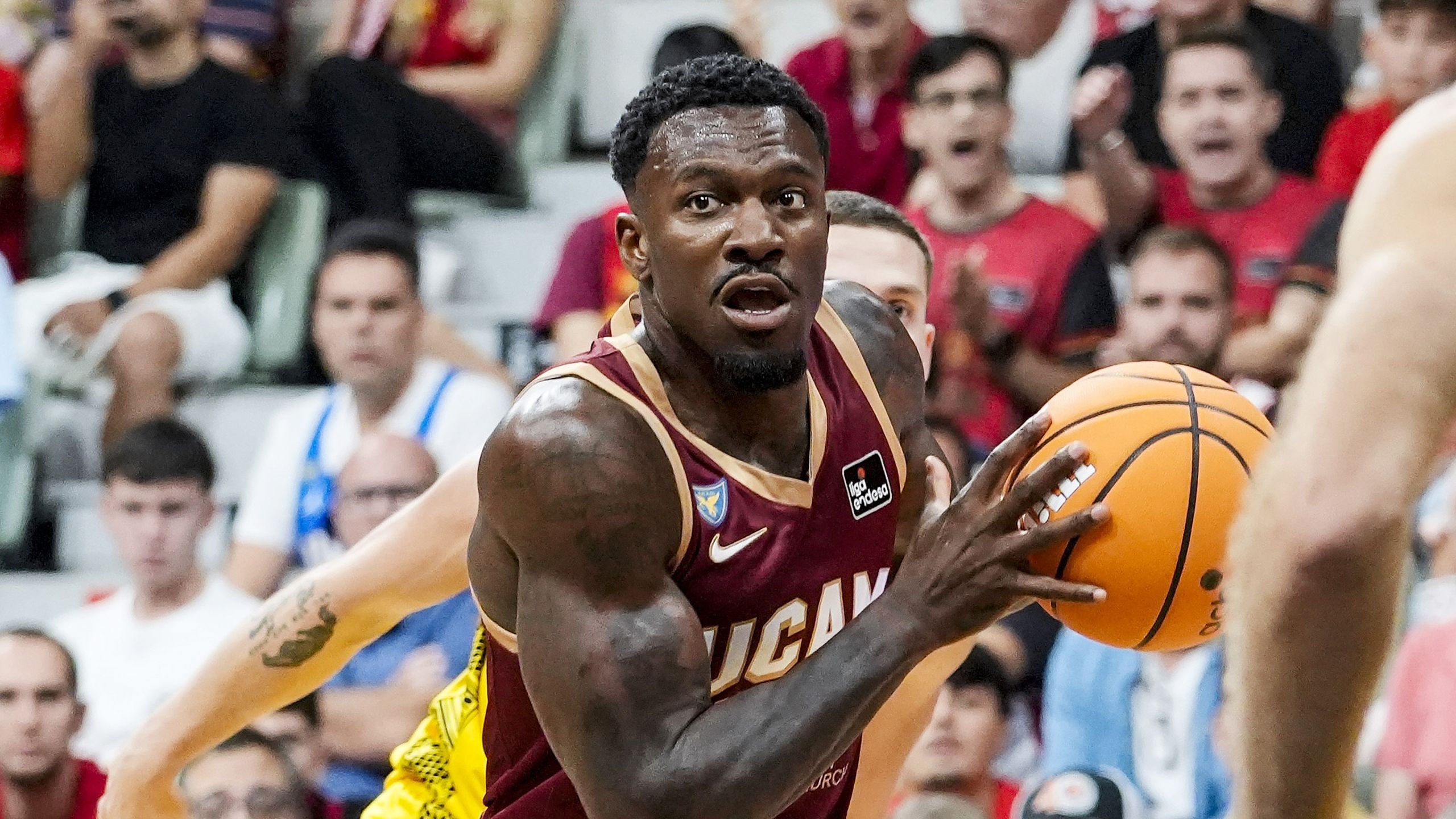 Dylan Ennis, dorsal 31 del UCAM Murcia, ataca con el balón ante La Laguna Tenerife en el Palacio de Deportes de Murcia