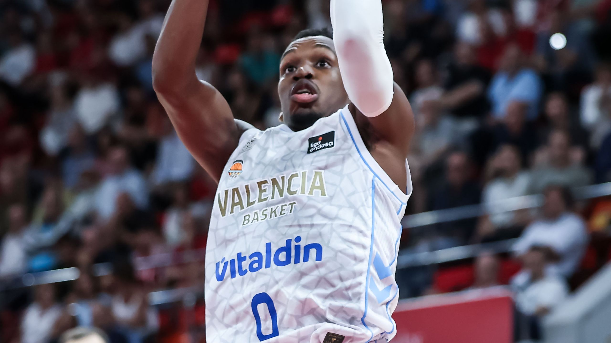 TJ Shorts, dorsal 0 del Valencia Basket, lanza a canasta en el partido ante el Casademont Zaragoza