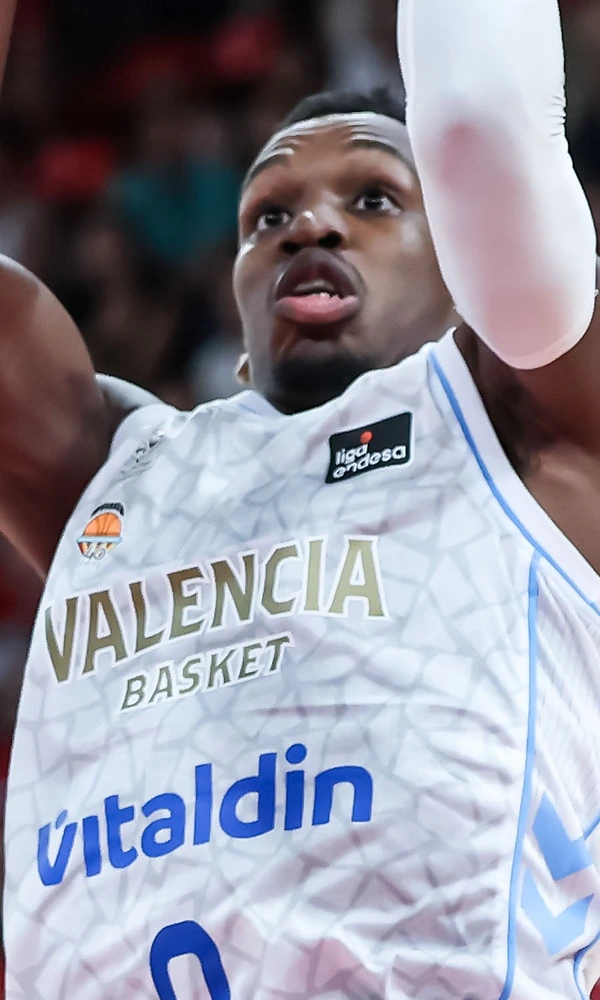 TJ Shorts, dorsal 0 del Valencia Basket, lanza a canasta en el partido ante el Casademont Zaragoza