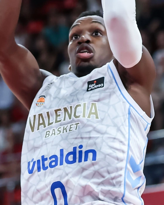TJ Shorts, dorsal 0 del Valencia Basket, lanza a canasta en el partido ante el Casademont Zaragoza