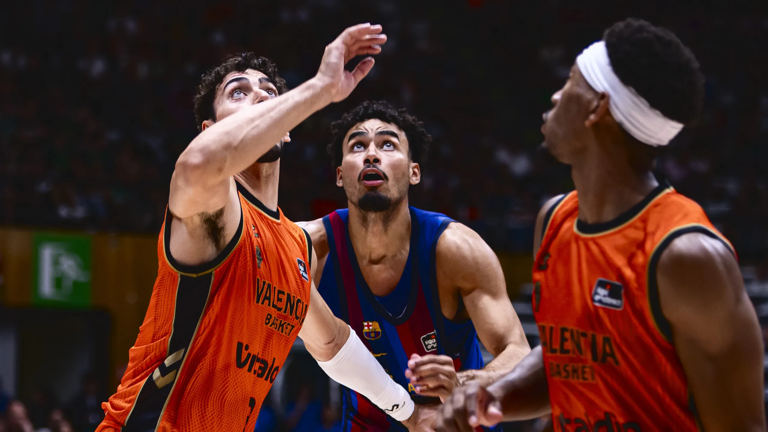 Justin Minaya pelea por el rebote ante dos jugadores del Valencia Basket en la Supercopa Endesa