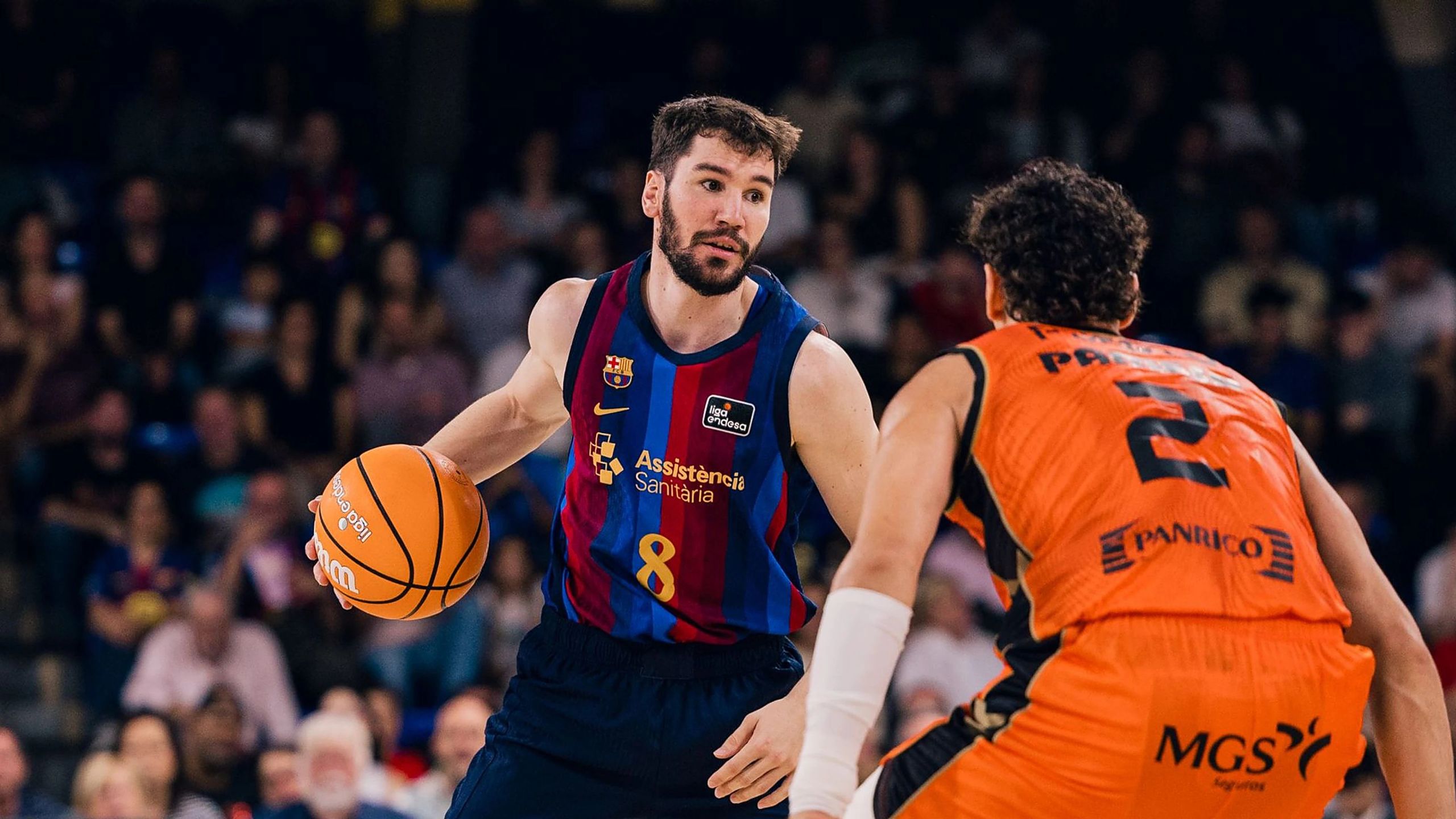 Darío Brizuela, dorsal 8 del Barça, conduce el balón ante el Valencia Basket en el Palau Blaugrana