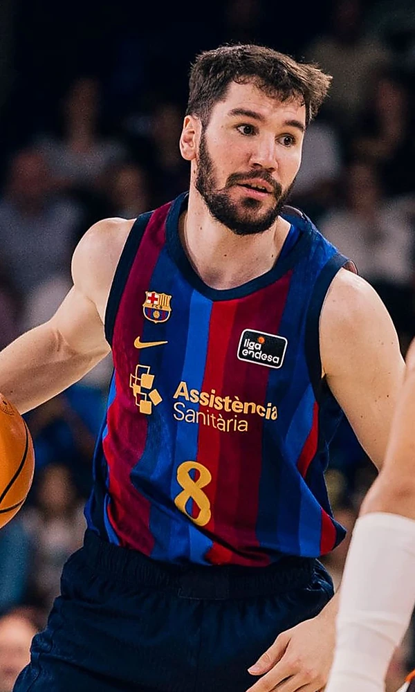Darío Brizuela, dorsal 8 del Barça, conduce el balón ante el Valencia Basket en el Palau Blaugrana