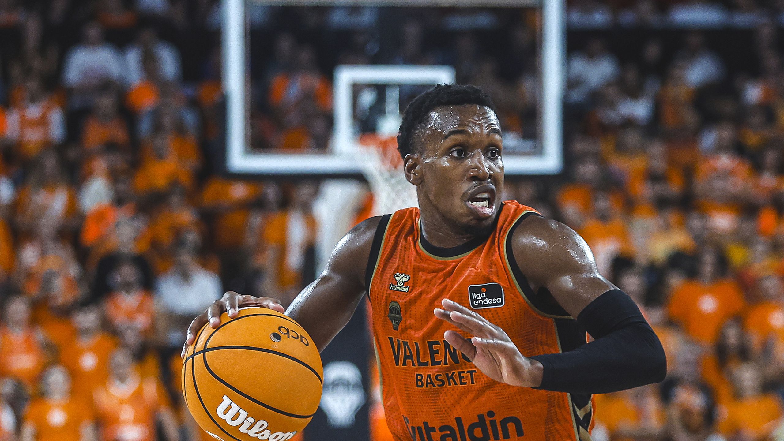 TJ Shorts, dorsal 0 del Valencia Basket, conduce el balón en el Roig Arena