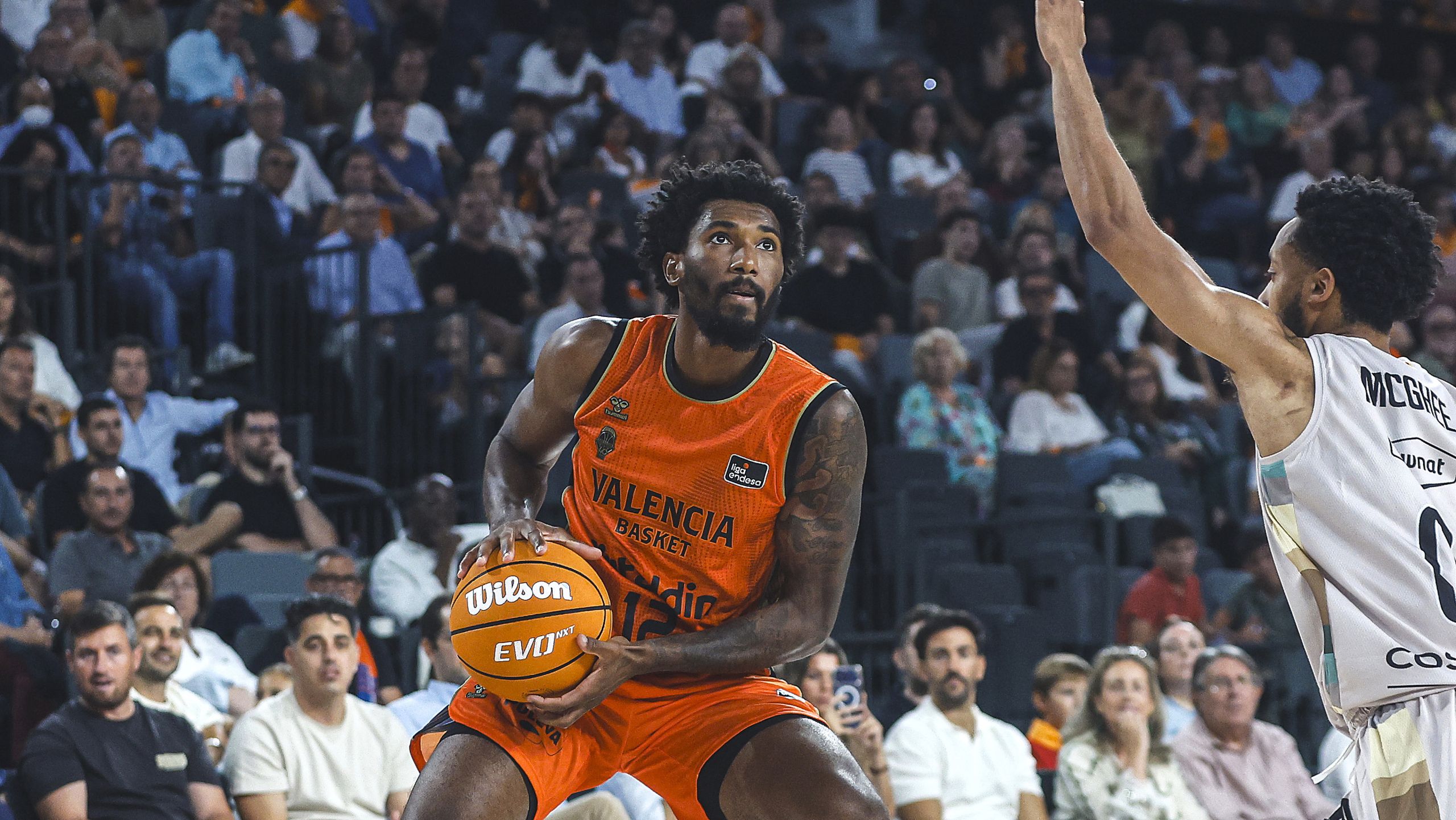 Armoni Brooks, dorsal 12 del Valencia Basket, con el balón ante el iLERNA Lleida en el Roig Arena