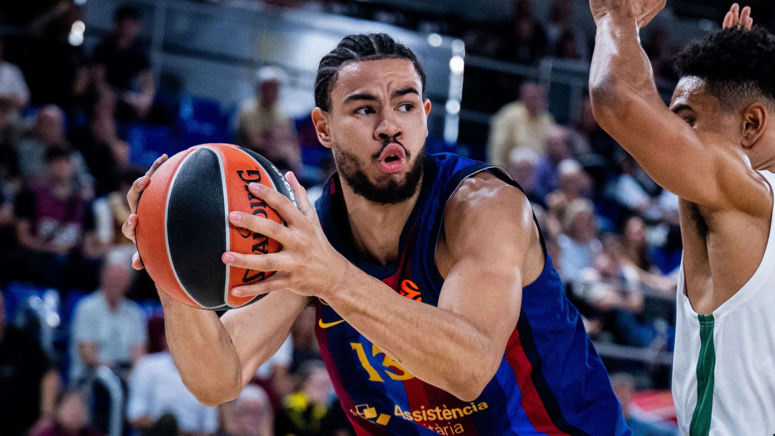 Olivier Nkamhoua, del Barça, club accionista que ha aprobado el plan de negocio de la Euroliga, protege el balón ante el Zalgiris el 9 de octubre de 2026 en el Palau Blaugrana
