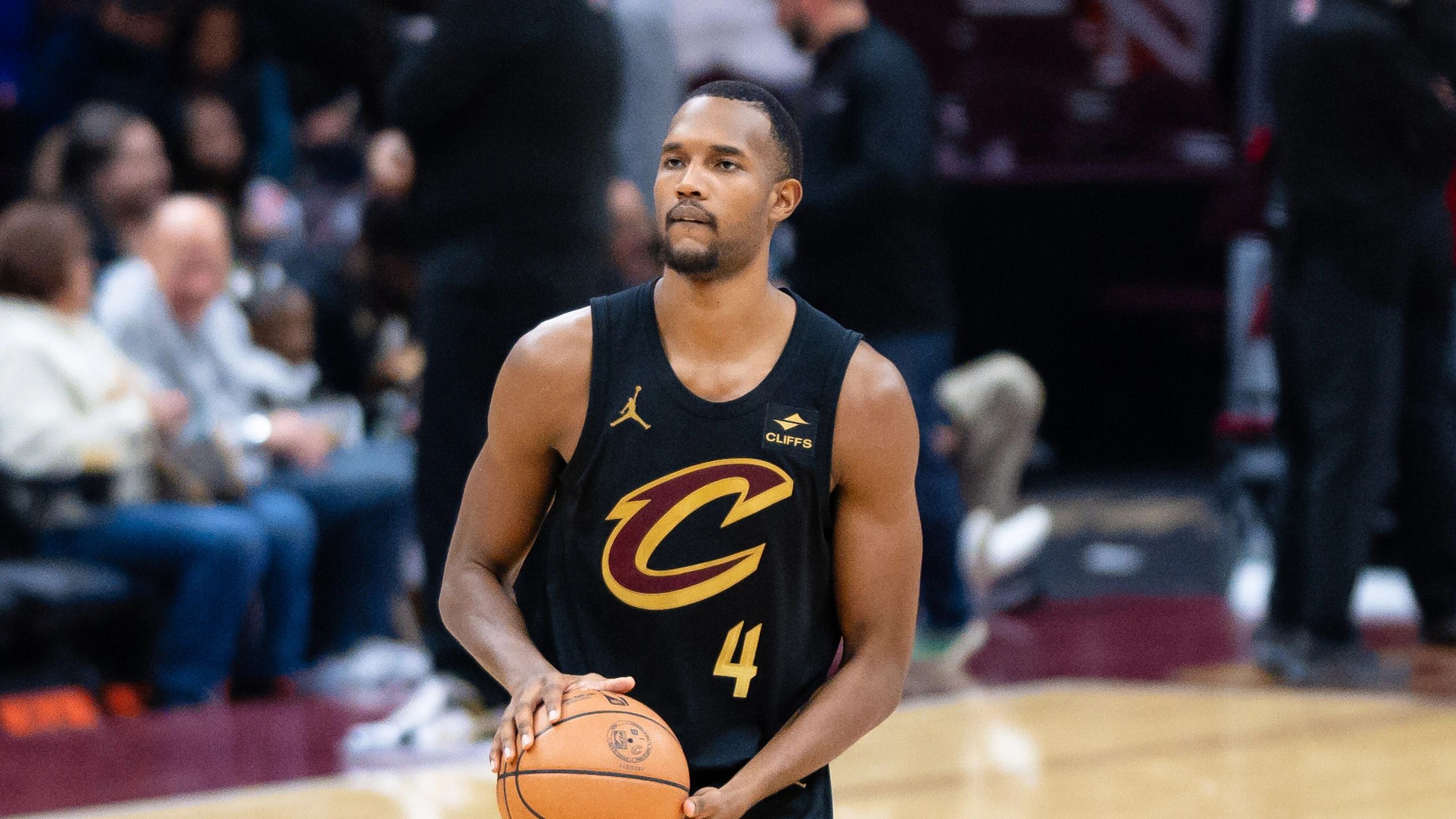 Evan Mobley, con la camiseta negra de los Cleveland Cavaliers y el balón en las manos, antes de un partido en noviembre de 2023