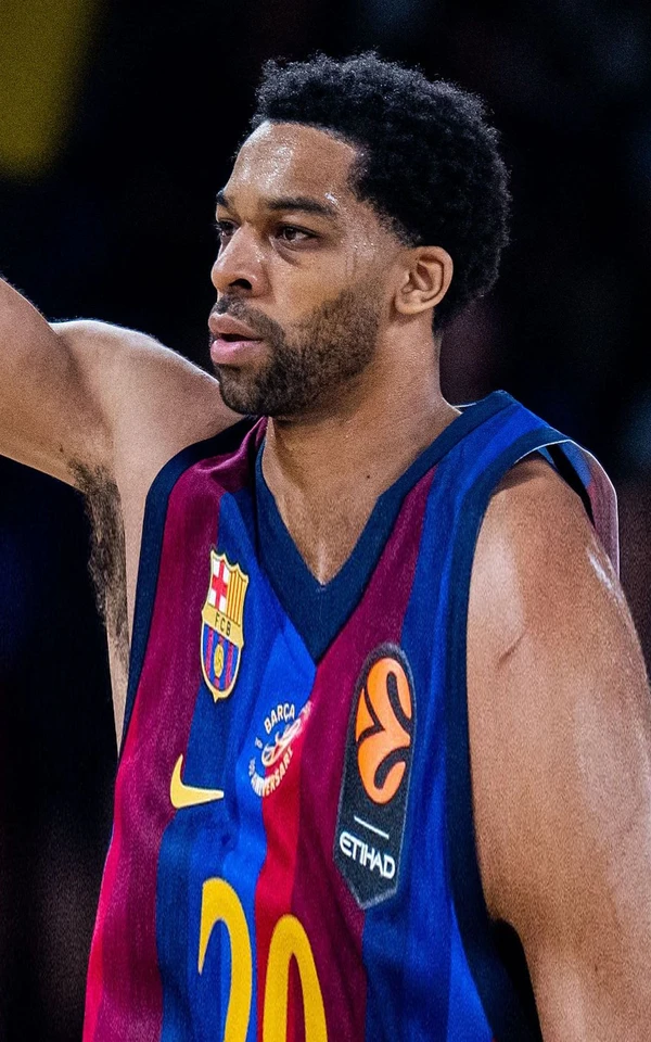 Tosan Evbuomwan, dorsal 20 del Barça, levanta el brazo en el Barça-Žalgiris de la cuarta jornada de la Euroliga en el Palau Blaugrana
