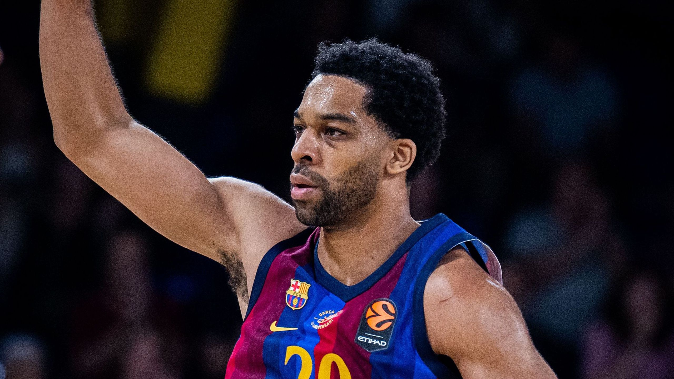 Tosan Evbuomwan, dorsal 20 del Barça, levanta el brazo en el Barça-Žalgiris de la cuarta jornada de la Euroliga en el Palau Blaugrana