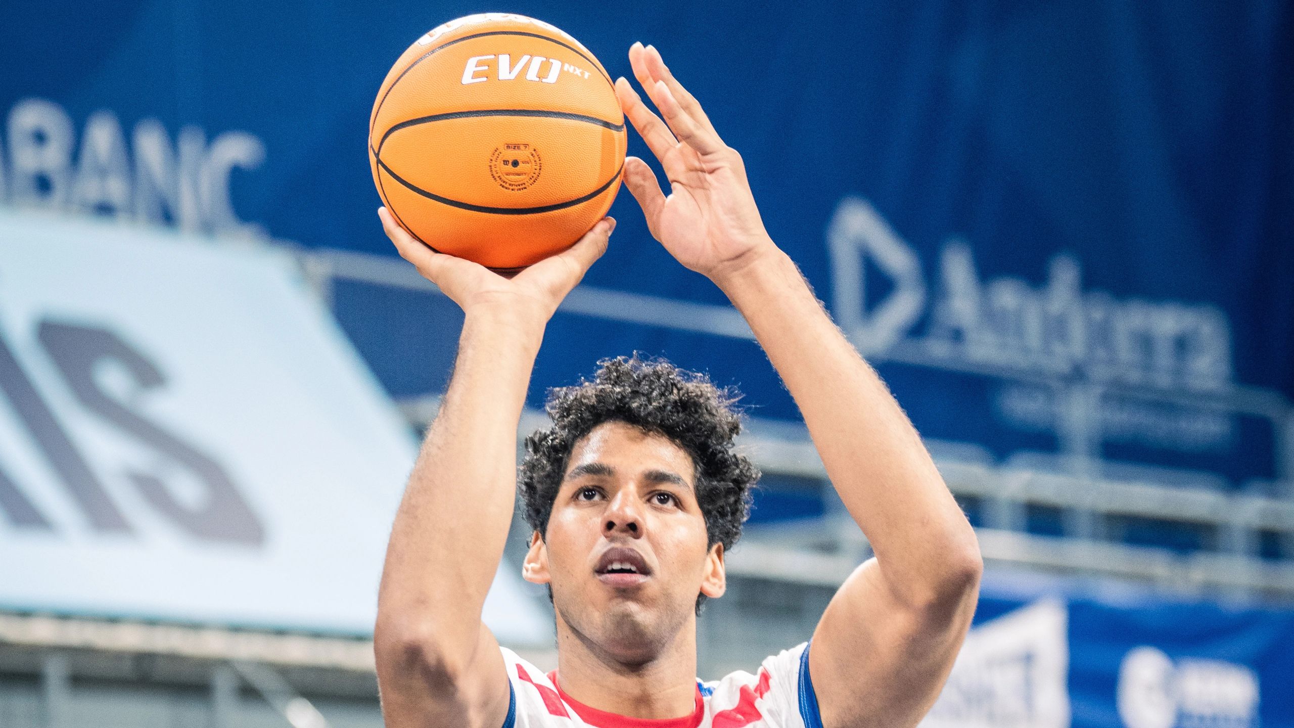 Felipe Dos Anjos, dorsal 7 del Monbus Obradoiro, lanza a canasta en el calentamiento en el Pavelló Toni Martí de Andorra