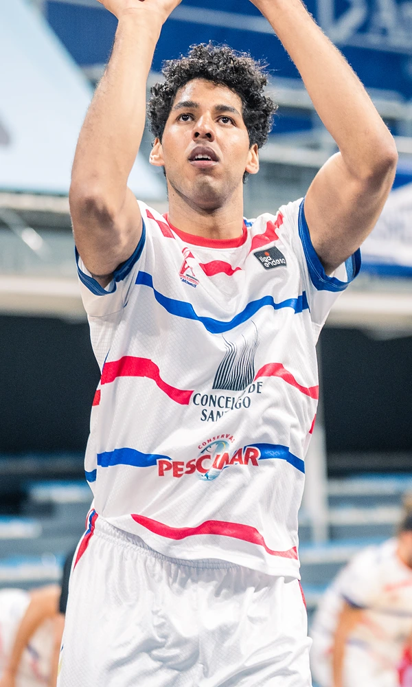 Felipe Dos Anjos, dorsal 7 del Monbus Obradoiro, lanza a canasta en el calentamiento en el Pavelló Toni Martí de Andorra