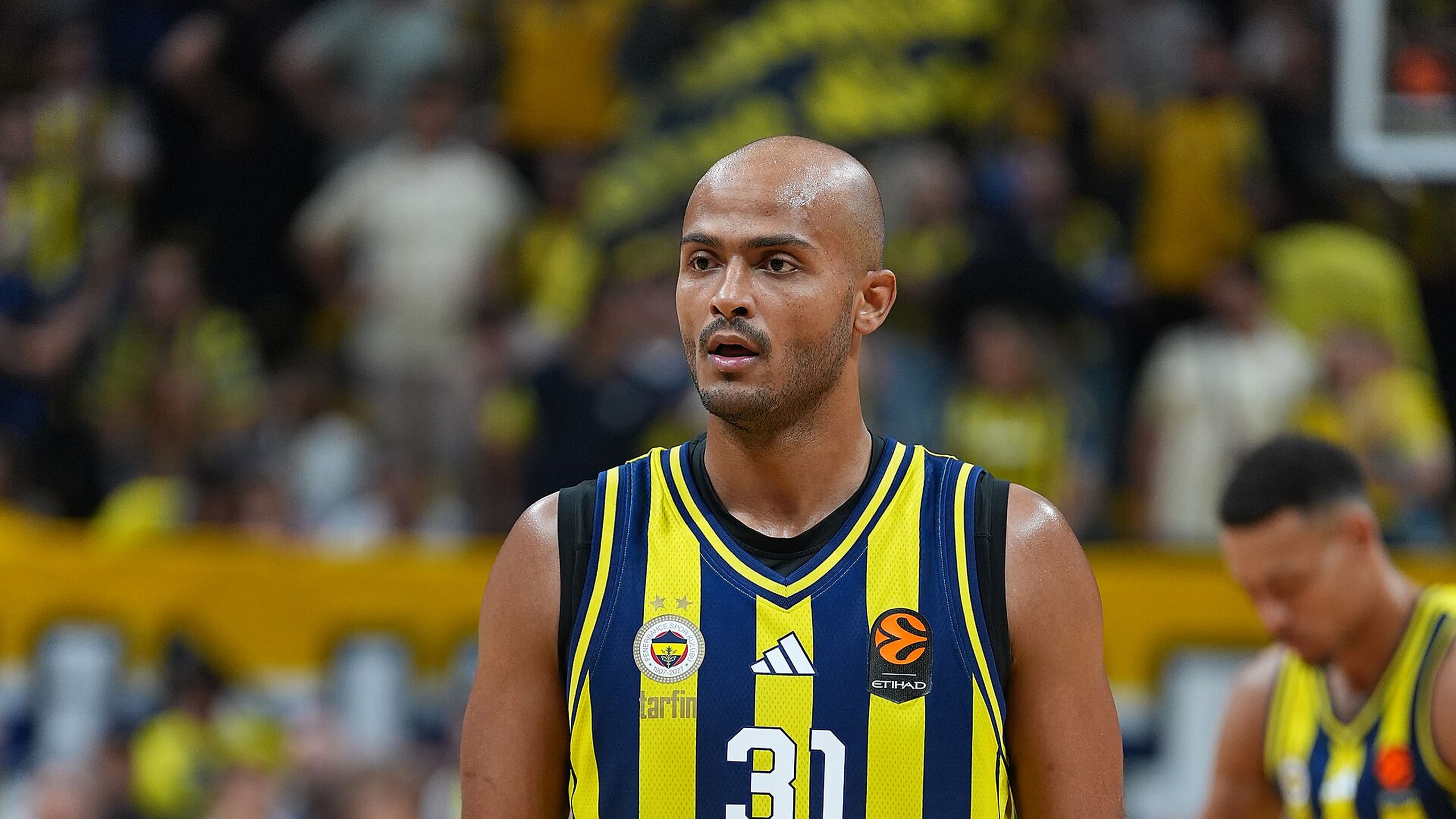 Shavon Shields, dorsal 31 del Fenerbahçe, en un partido de la Euroliga 2026-27 en Estambul