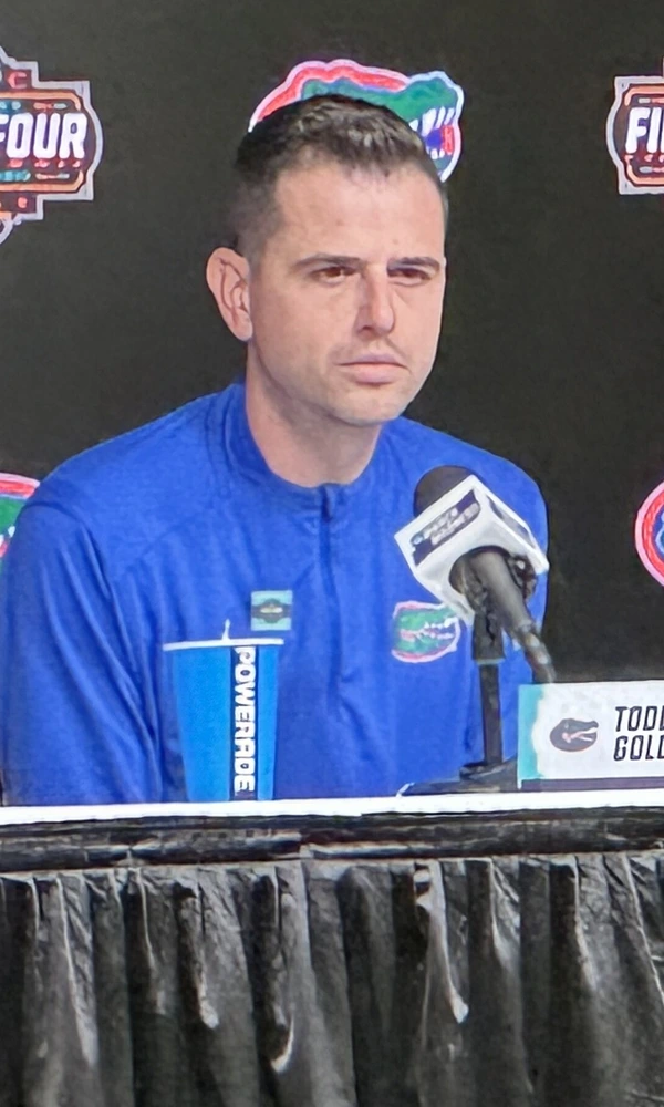 Todd Golden, entrenador de Florida, favorita de la SEC, en rueda de prensa en la Final Four de 2025 en San Antonio
