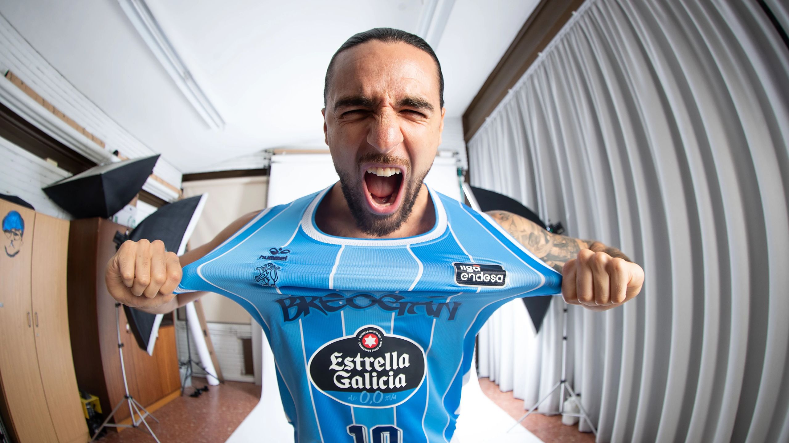 Francis Alonso, dorsal 10 del Río Breogán, con la camiseta de la temporada 2026-27 en la sesión de fotos oficial del club