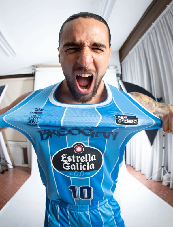 Francis Alonso, dorsal 10 del Río Breogán, con la camiseta de la temporada 2026-27 en la sesión de fotos oficial del club