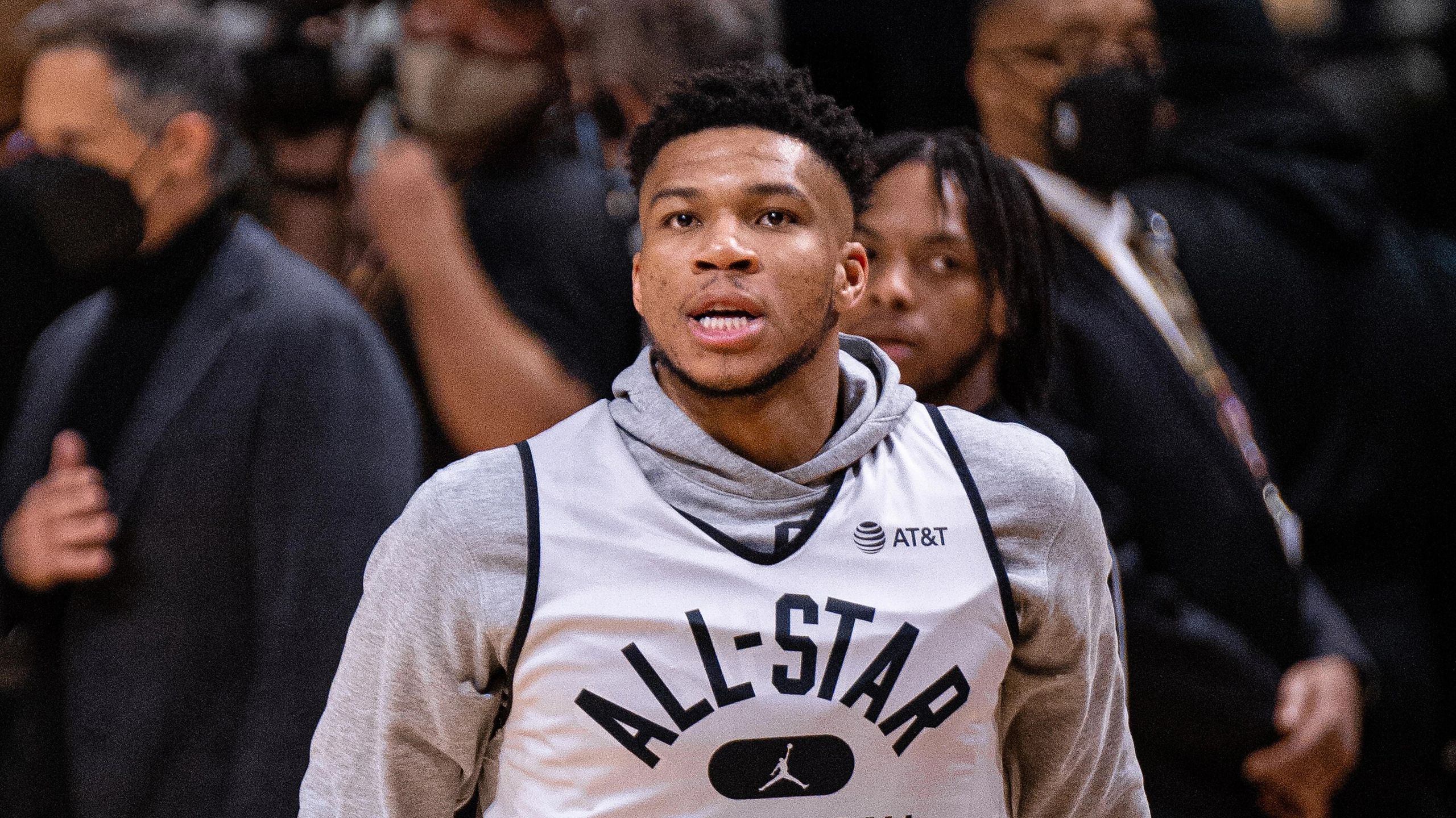 Giannis Antetokounmpo, con la sudadera del All-Star, en el fin de semana de las estrellas de la NBA de febrero de 2022 en Cleveland