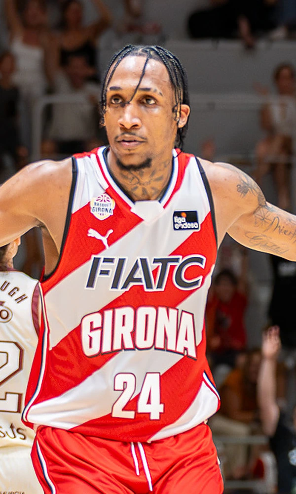 Jassel Pérez, dorsal 24 del FIATC Girona, gesticula en la pista durante el partido ante el UCAM Murcia en el Palau Girona-Fontajau