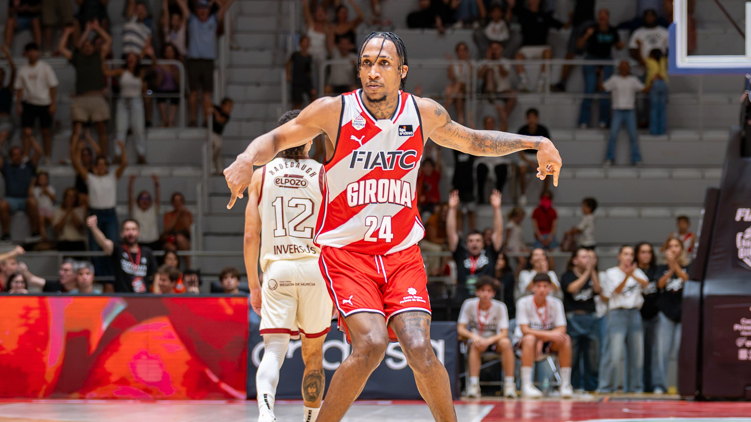 Jassel Pérez, dorsal 24 del FIATC Girona, gesticula en la pista durante el partido ante el UCAM Murcia en el Palau Girona-Fontajau