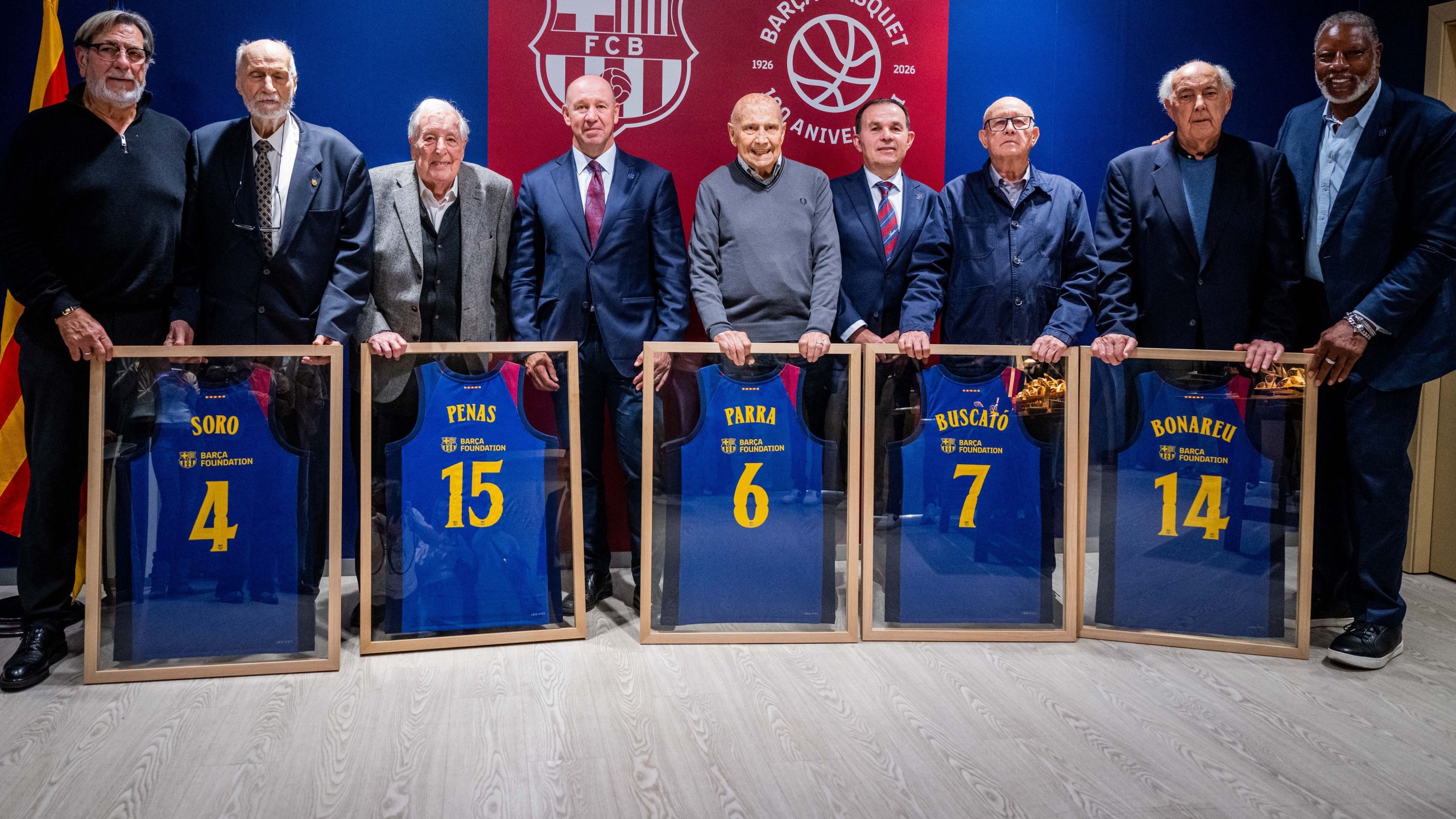 Homenaje a los pioneros del baloncesto del Barça en el Palau Blaugrana, con sus camisetas enmarcadas