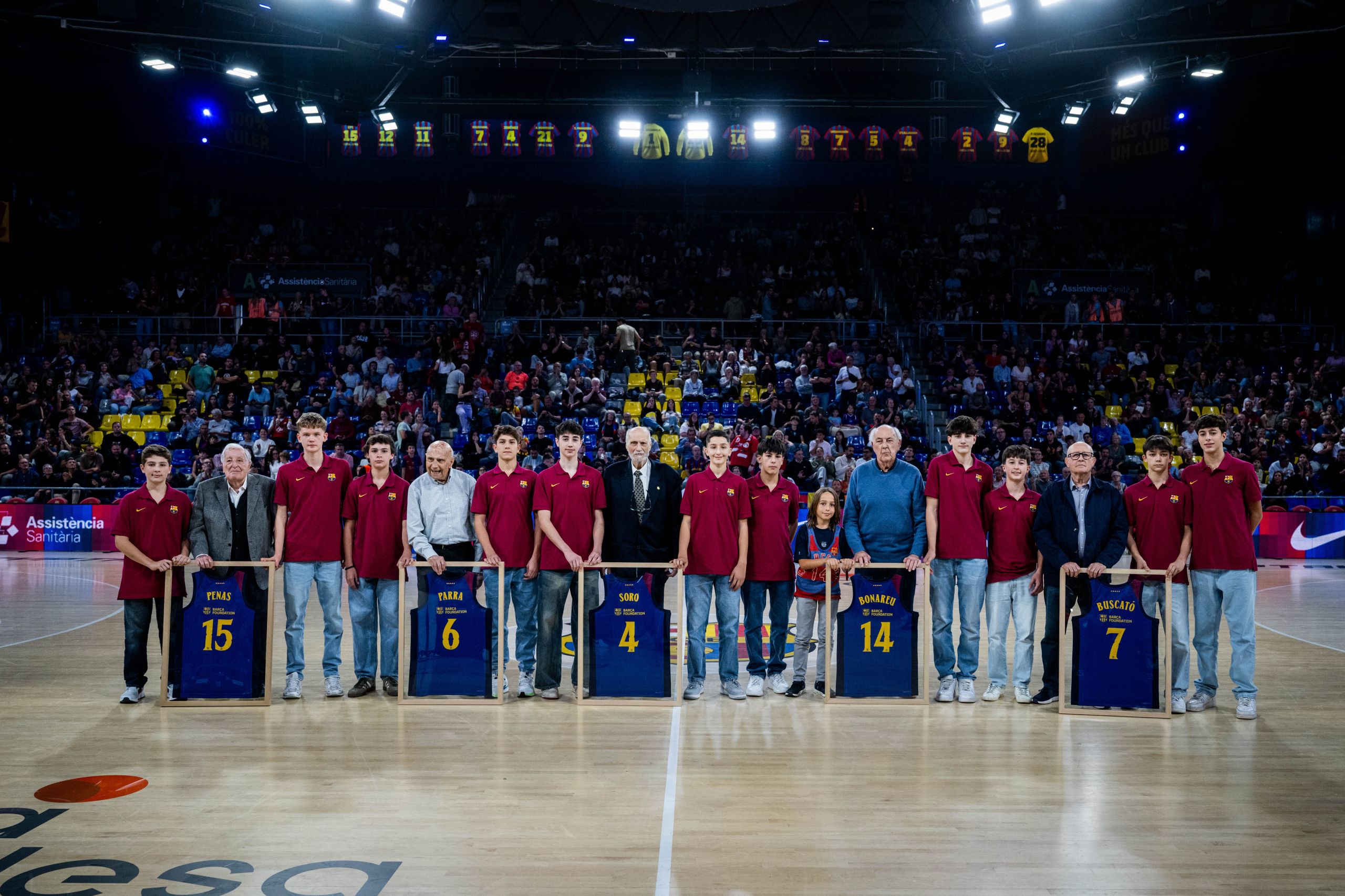 Los cinco veteranos homenajeados, con sus camisetas enmarcadas, junto a jugadores de la base en el Palau Blaugrana