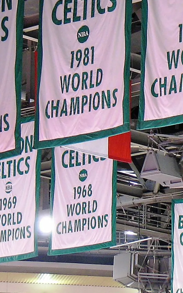 Hugo González y los Celtics: pancartas de campeón de la NBA de los Boston Celtics en el techo de su pabellón