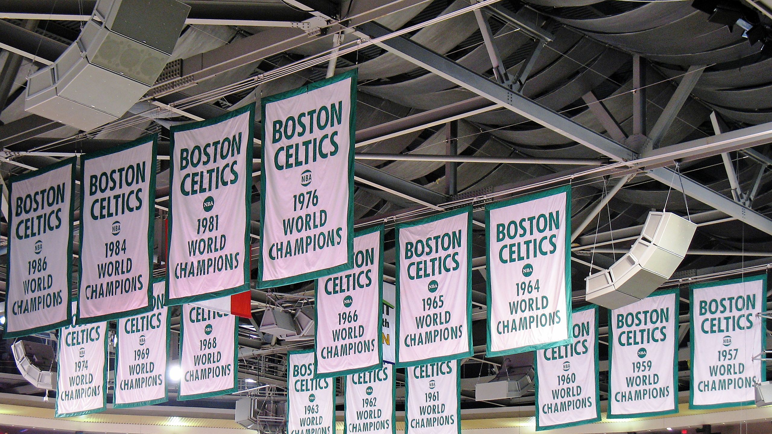 Hugo González y los Celtics: pancartas de campeón de la NBA de los Boston Celtics en el techo de su pabellón