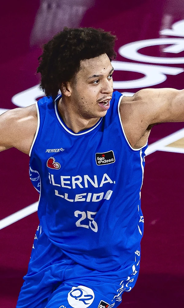 Zach Perrin, dorsal 25 del iLERNA Lleida, conduce el balón ante el Recoletas Salud San Pablo Burgos