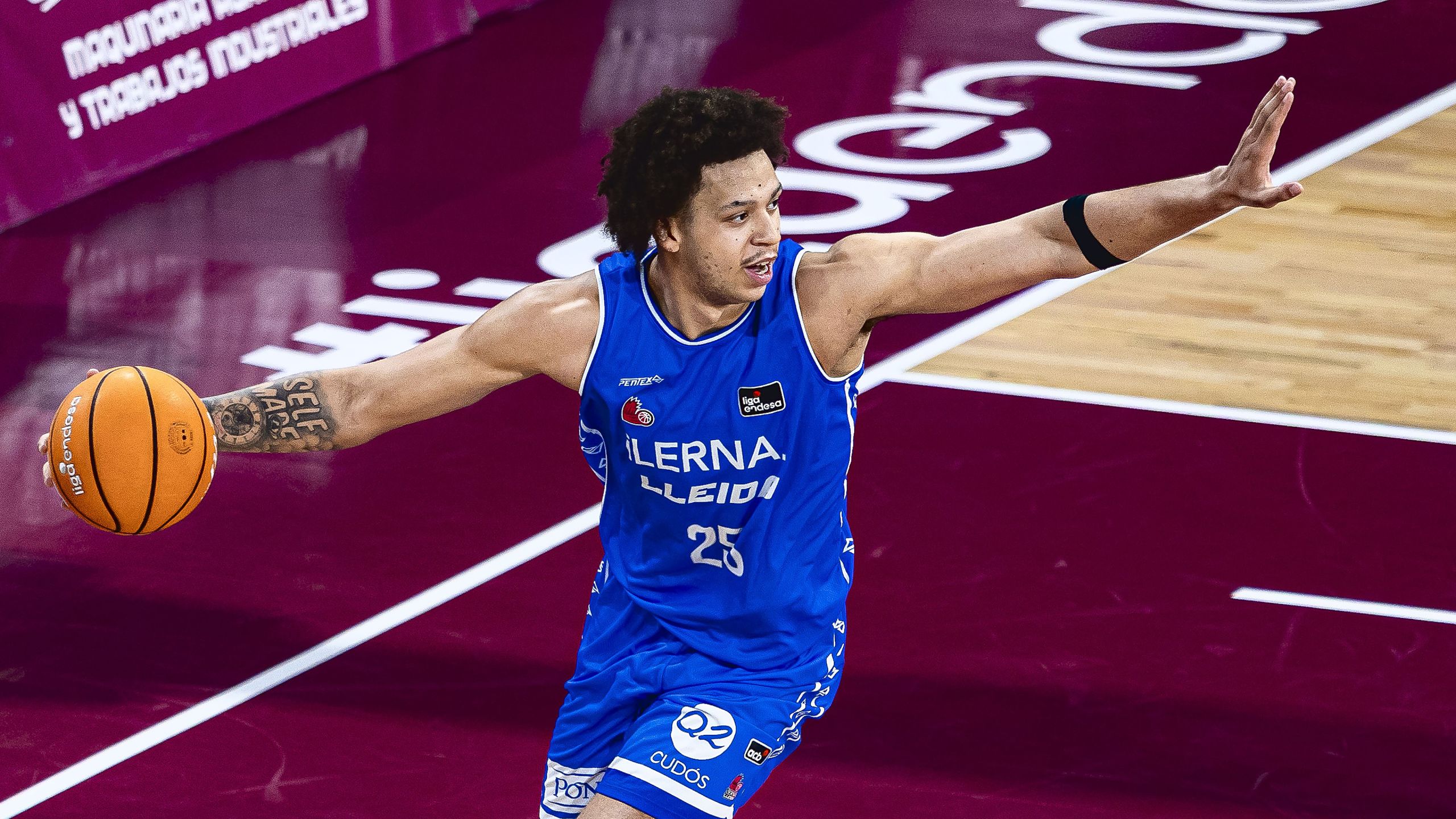 Zach Perrin, dorsal 25 del iLERNA Lleida, conduce el balón ante el Recoletas Salud San Pablo Burgos