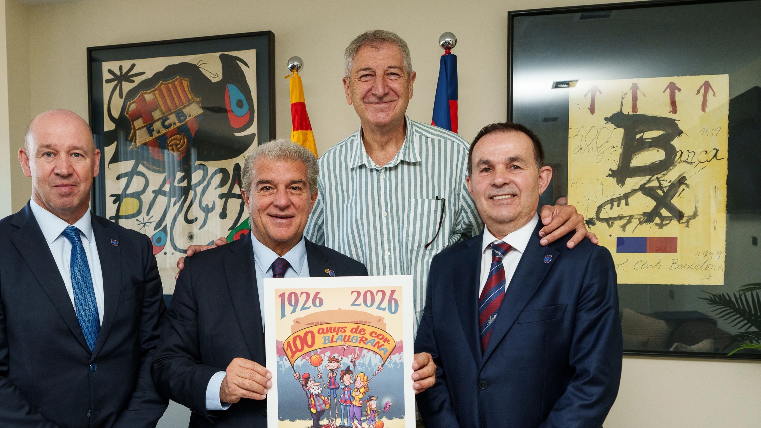 Andrés Jiménez y Joan Laporta con la ilustración del centenario del Barça de baloncesto