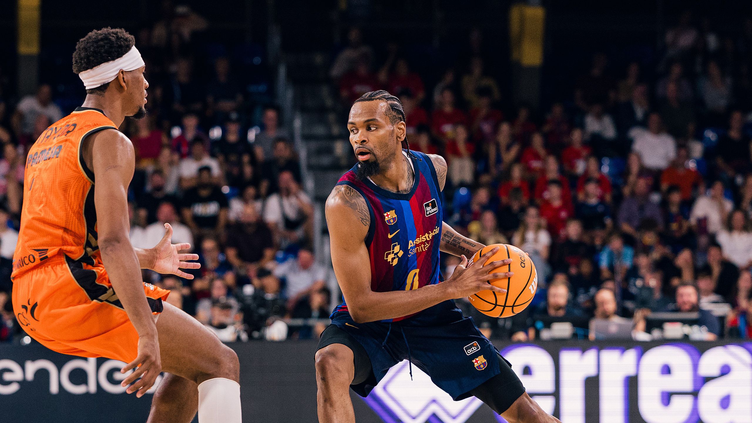 Kevin Punter, dorsal 0 del Barça, protege el balón ante un defensor del Valencia Basket en el Palau Blaugrana, jornada 3 de la Liga Endesa 2026-27