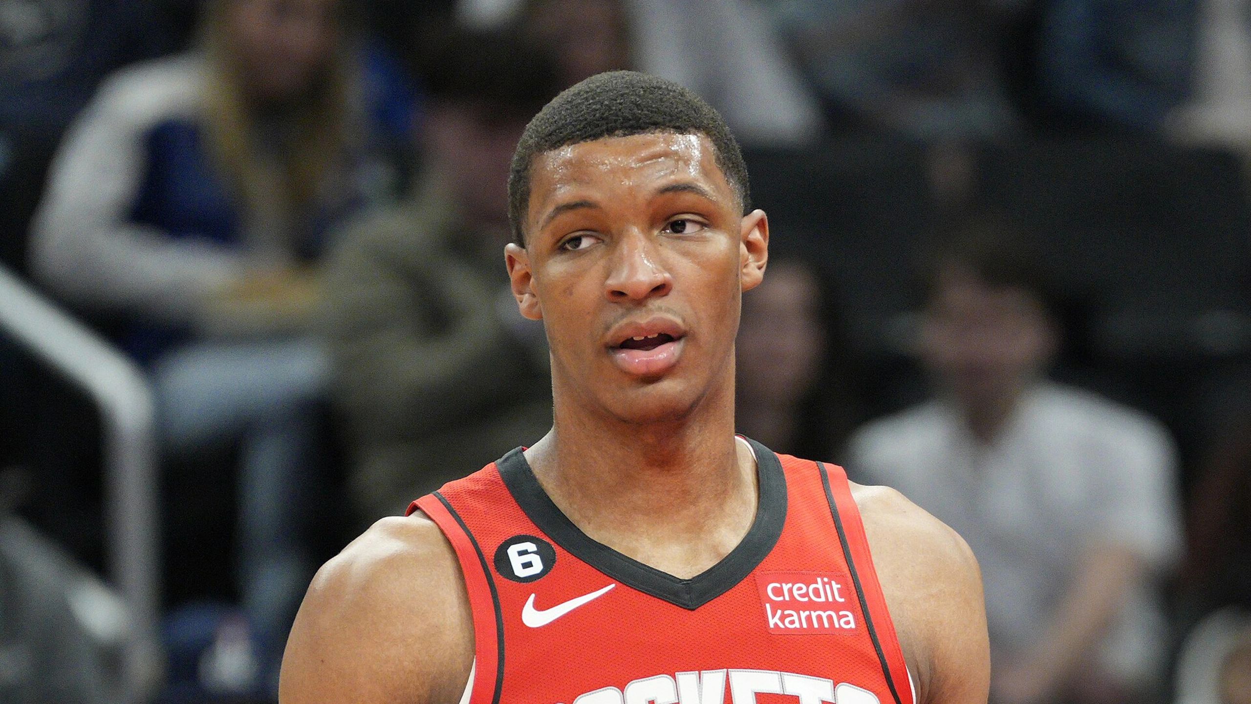 Jabari Smith Jr., con la camiseta de los Houston Rockets en un partido de abril de 2023, mira a un lado en la pista
