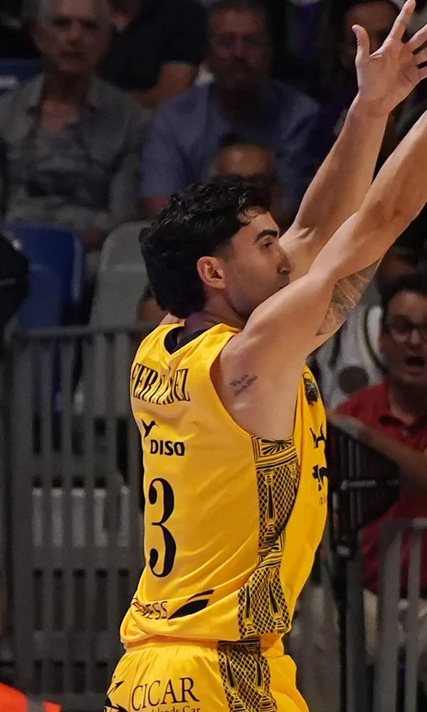 Jaime Fernández, dorsal 3 de La Laguna Tenerife, lanza un triple en la pista del Unicaja