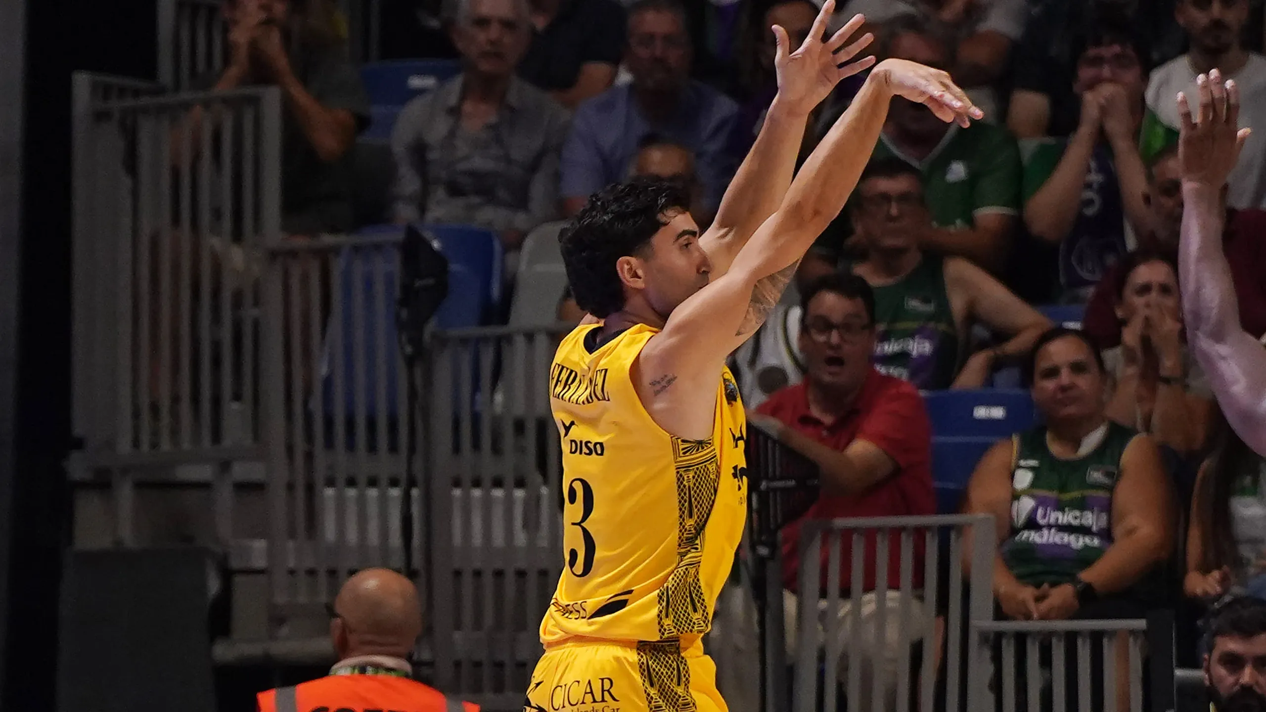 Jaime Fernández, dorsal 3 de La Laguna Tenerife, lanza un triple en la pista del Unicaja
