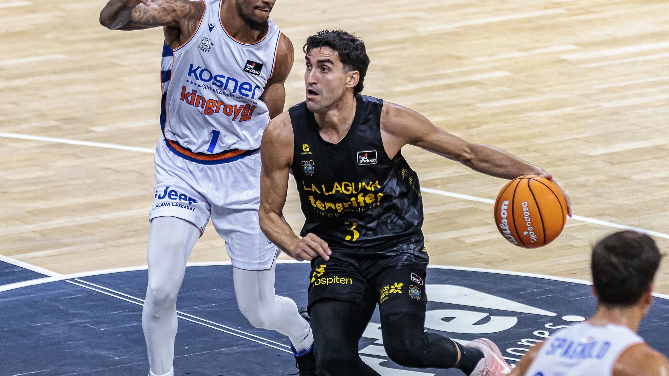 Jaime Fernández, escolta de La Laguna Tenerife con el dorsal 3, conduce el balón ante el Kosner Baskonia en la Liga Endesa 2026-27
