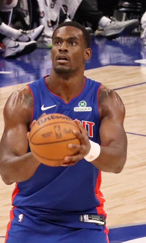Jalen Duren, con la camiseta de los Detroit Pistons, se prepara para lanzar un tiro libre (enero de 2026)