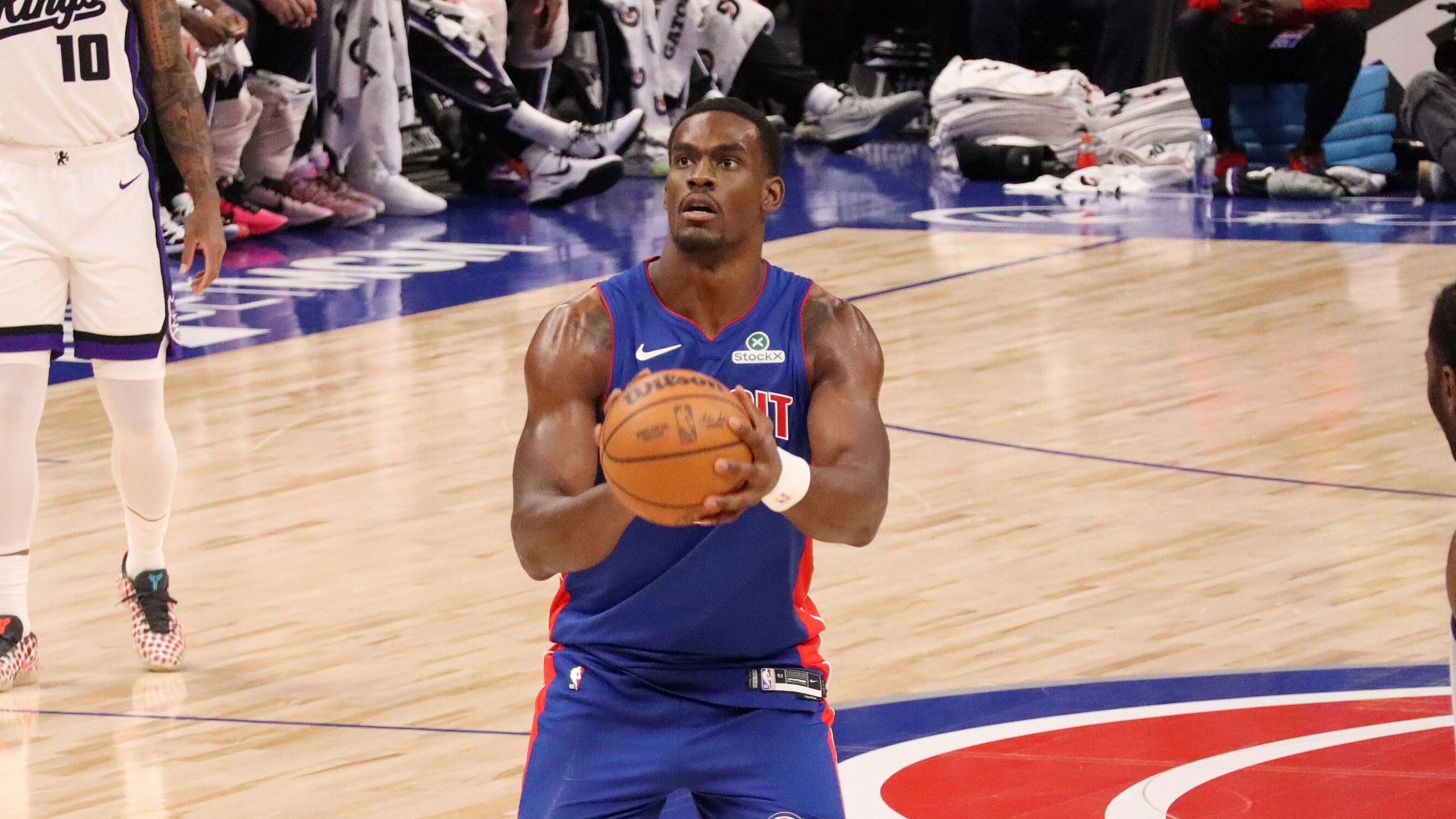 Jalen Duren, con la camiseta de los Detroit Pistons, se prepara para lanzar un tiro libre (enero de 2026)
