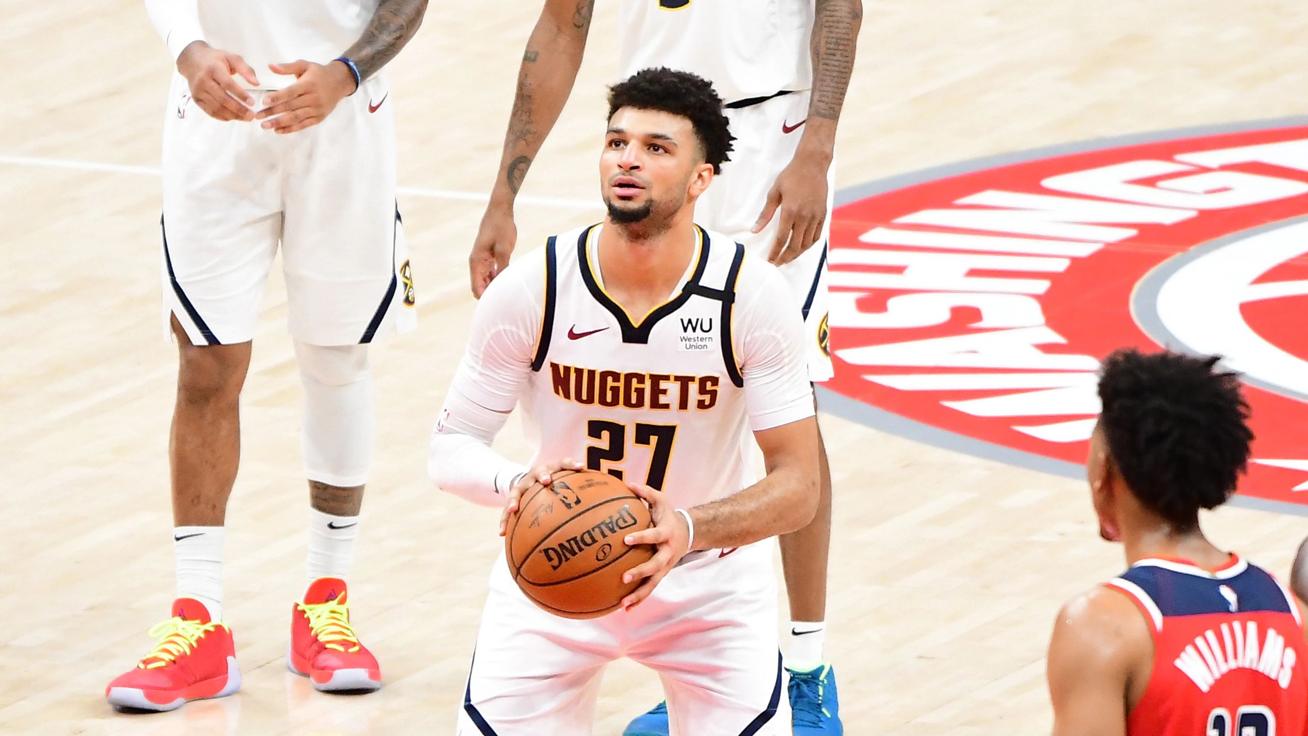 Jamal Murray, con la camiseta de los Denver Nuggets, en un tiro libre en Washington en enero de 2020
