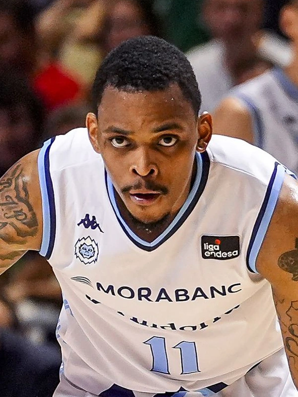 James Akinjo, dorsal 11 del MoraBanc Andorra, sube el balón ante el Unicaja en el Martín Carpena