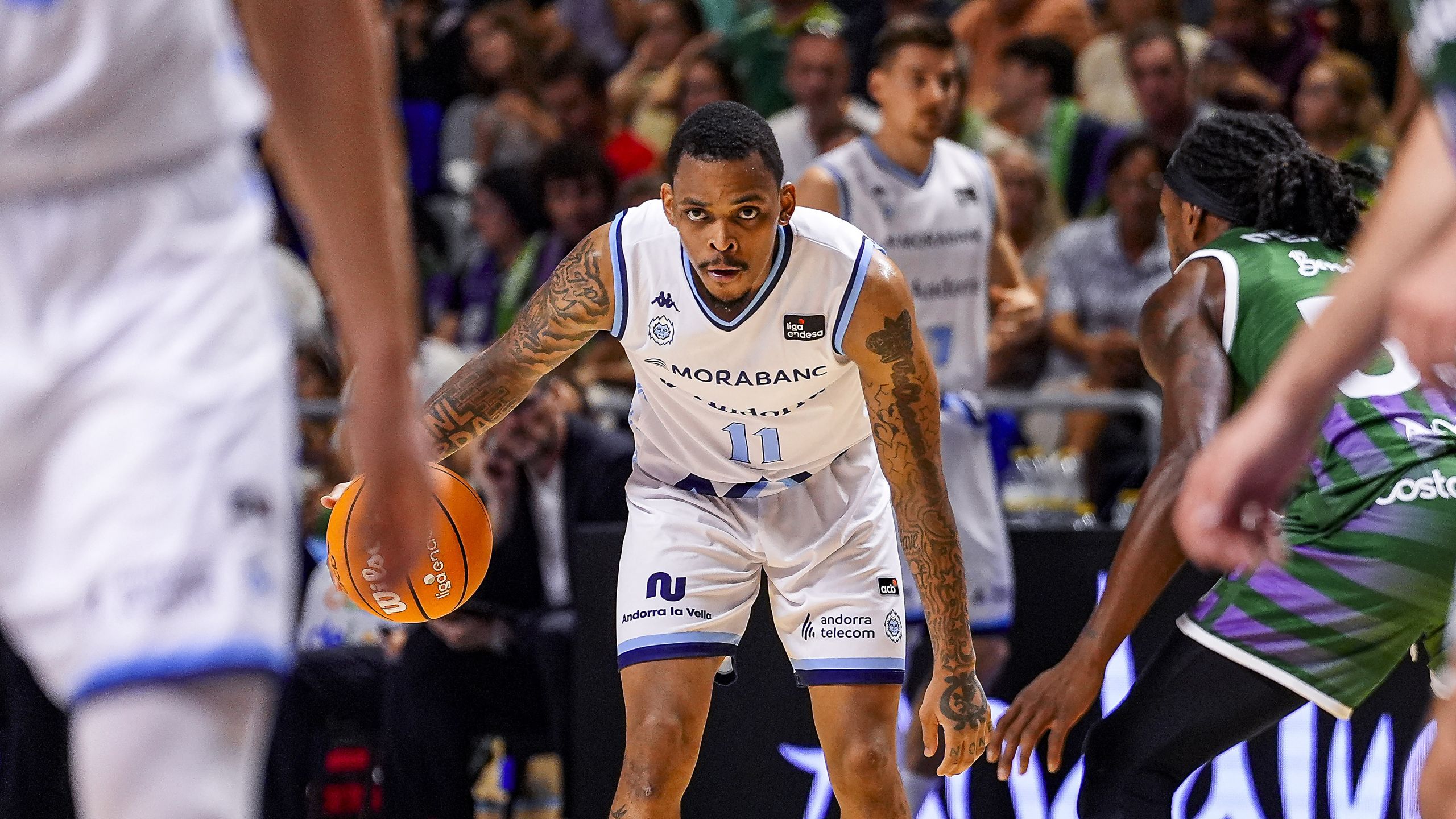 James Akinjo, dorsal 11 del MoraBanc Andorra, sube el balón ante el Unicaja en el Martín Carpena
