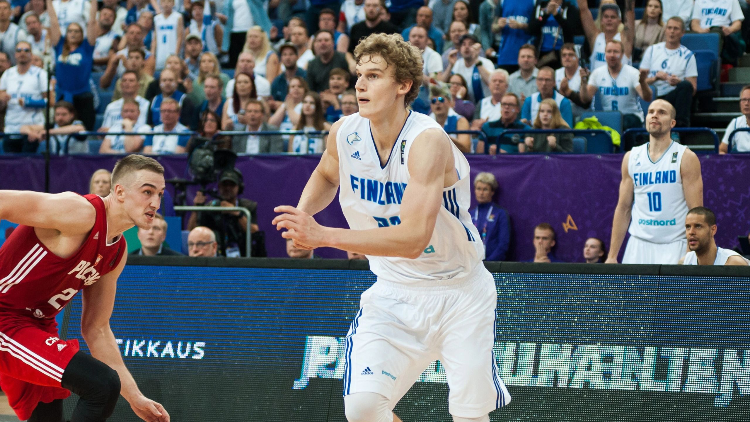 Lauri Markkanen, compañero de Jaren Jackson Jr. en los Jazz, con la camiseta de Finlandia en el EuroBasket 2017, en Helsinki (foto de archivo)