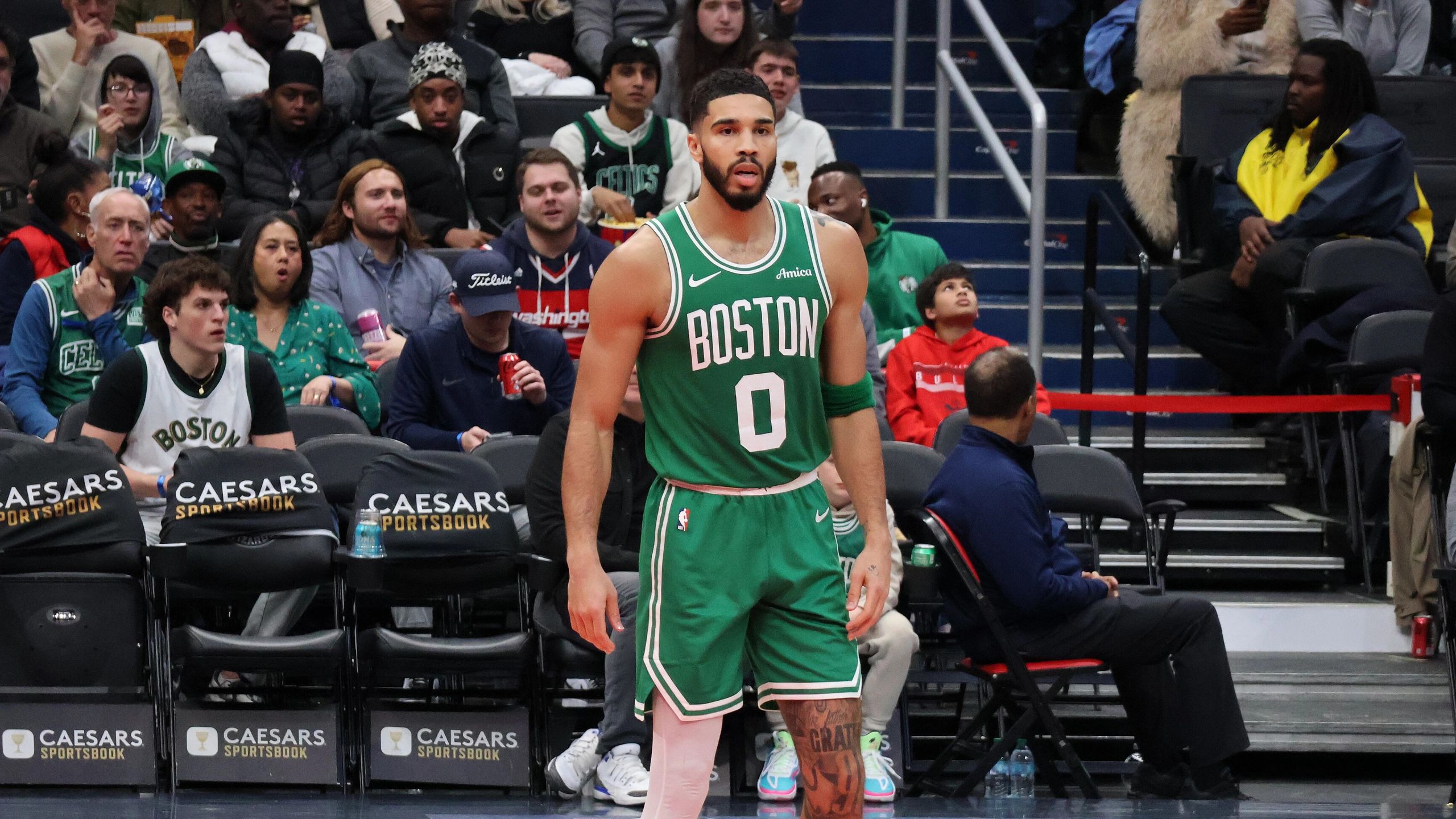Jayson Tatum, con la camiseta de los Boston Celtics, de pie en la pista durante un partido en diciembre de 2024