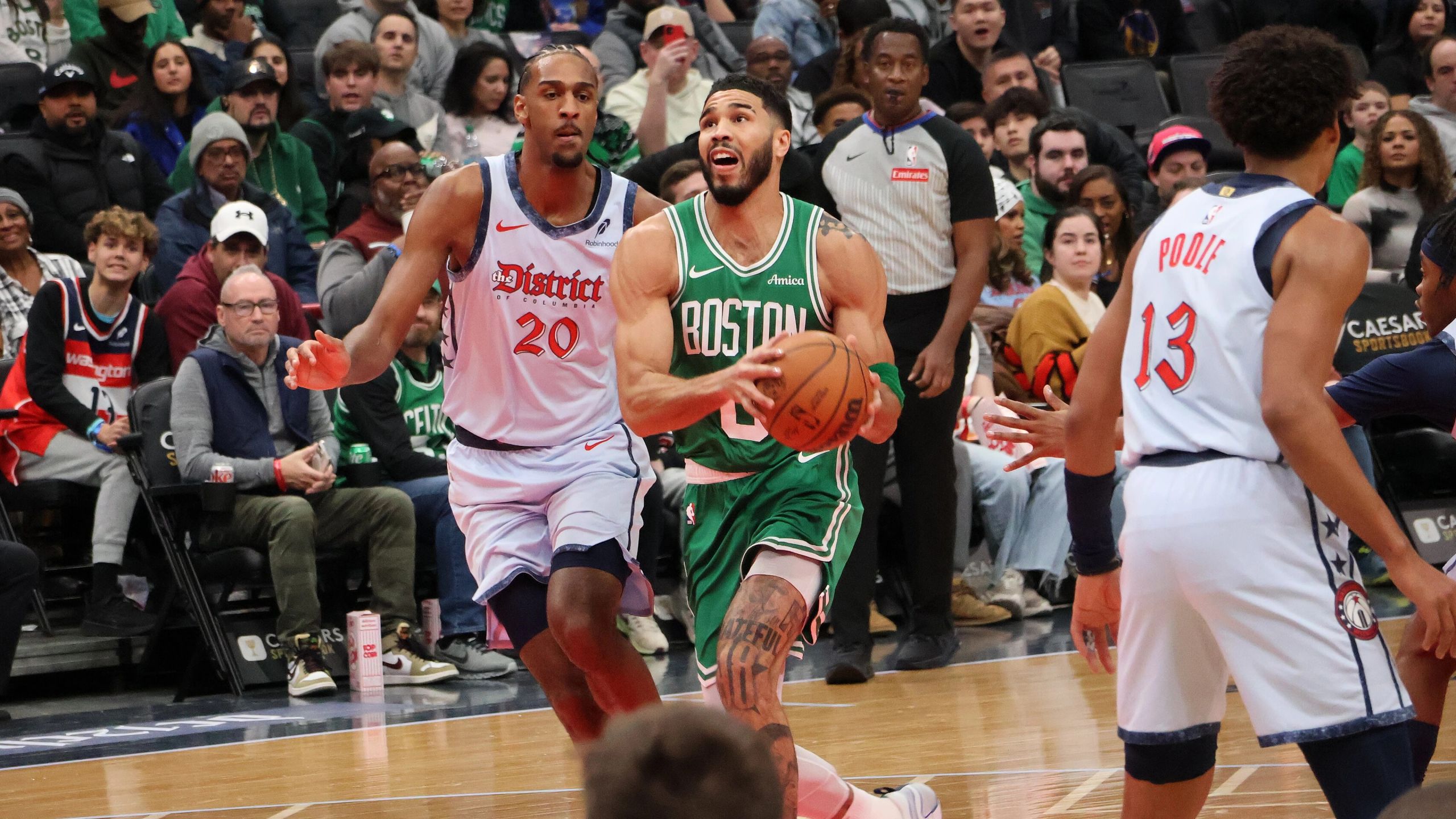 Jayson Tatum, con la camiseta de los Boston Celtics, conduce el balón en un partido ante los Washington Wizards en diciembre de 2024